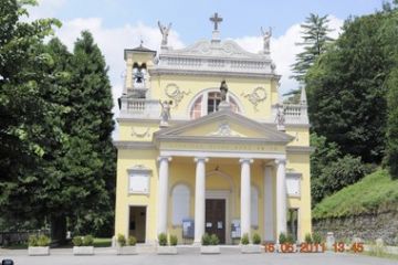 Santuario della Madonna della Bocciola - Situato in posizione panoramica sulla strada che collega Ameno alla sua frazione di Vacciago, il Santuario è sorto nel 1754 in memoria di un miracolo avvenuto il 28 maggio 1543, quando la pastorella muta Giulia Manfredi, in preghiera davanti ad un’edicola raffigurante la Madonna in trono con Bambino, vide apparire la Vergine sopra un cespuglio di pruno selvatico – chiamato “bocciolo” nel dialetto locale- e acquistò la parola. Da sottolineare è l’unicità del ciclo di affreschi realizzati da Agostino Comerio tra il 1820 e il 1822 che rappresenta uno dei pochi integri neoclassici presenti in un edificio religioso in Italia. 